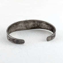 Load image into Gallery viewer, Single Stone Bracelet With Arrow Stamps

