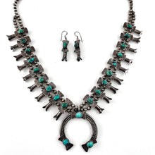 Load image into Gallery viewer, Vintage Box Bow Necklace
