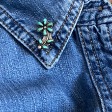 Load image into Gallery viewer, Tiny Flower Pin
