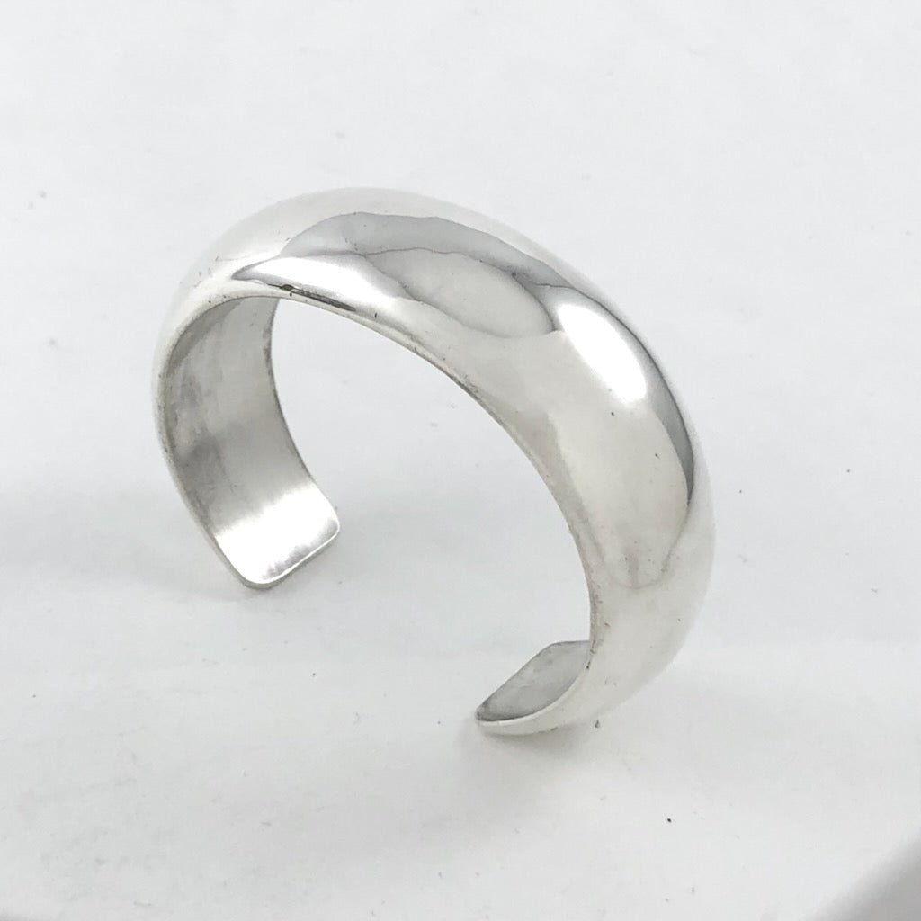 Smooth Sterling Silver, By Orville Tsinnie, Size: Medium